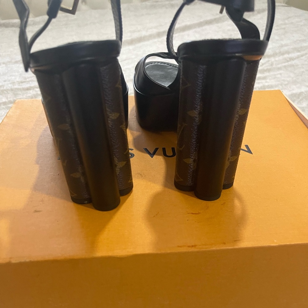 100% Louis Vuitton Sandal Only worn twice in GREAT CONDITION